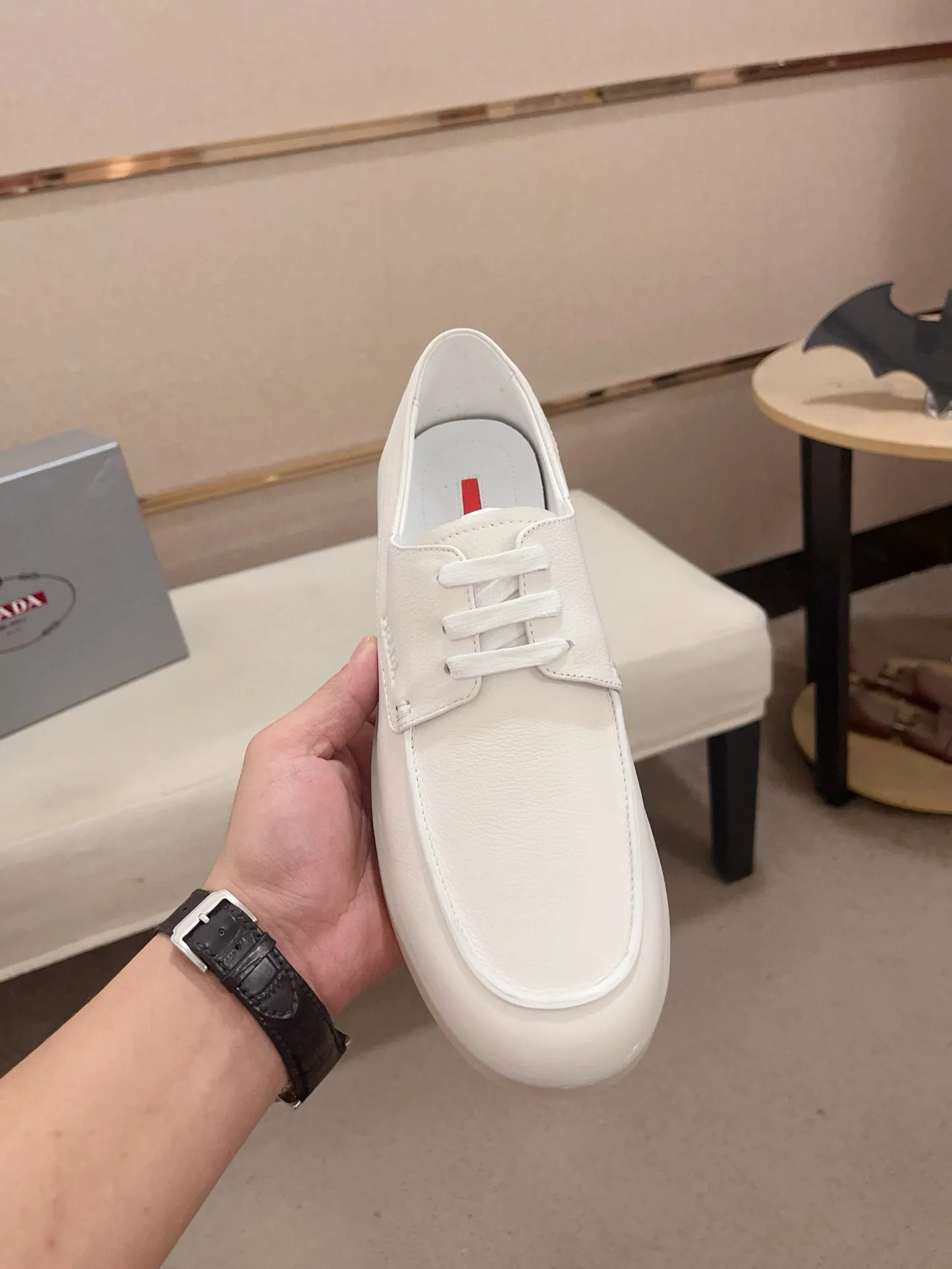 Men's shoes 💰 540💰 ✔️✔️✔️Higher version High-quality new PRADA (Prada) counters are launched at the same time. The new men's shoes and 😘 fabrics are made of high-tech glue-making technology. Lining: Full cowhide lining. 👍🏿 High-end ☄️ air-cushion molded anti-slip rubber outsole, exquisite lines, simple and elegant, comfortable and high-end for leisure travel. Code number: 38 to 44 (45 can be customized and cannot be returned or exchanged)